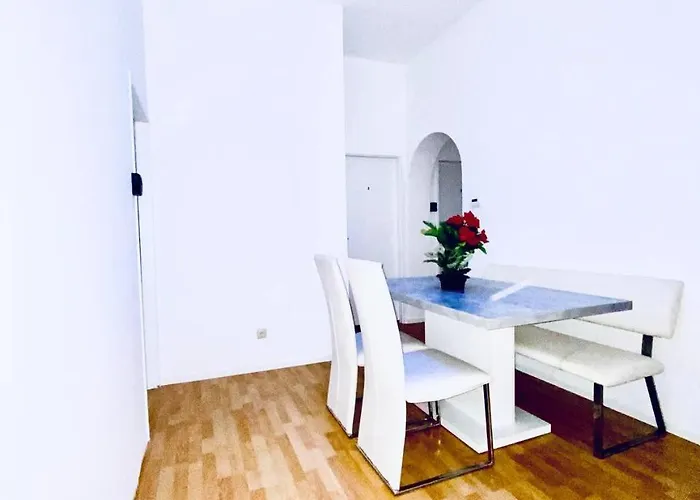 Private In Comfortable 4-bedroom Viyana